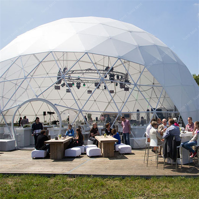 duży namiot imprezowy z kopułą geodezyjną o średnicy 20 m na imprezę reklamową