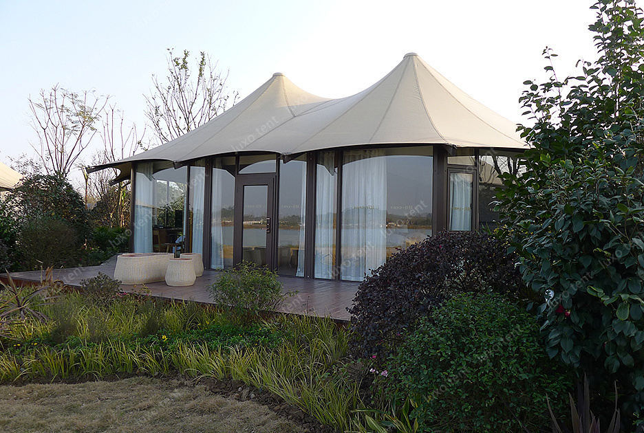 luksusowy namiot hotelowy z dachem napinanym z pvdf i całkowicie szklaną ścianą