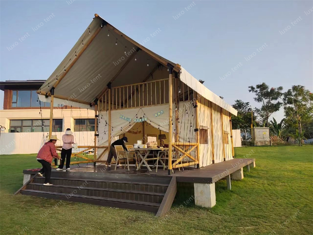 Maison de tente safari haut de gamme à structure en bois loft personnalisé à deux étages pour la vie en famille