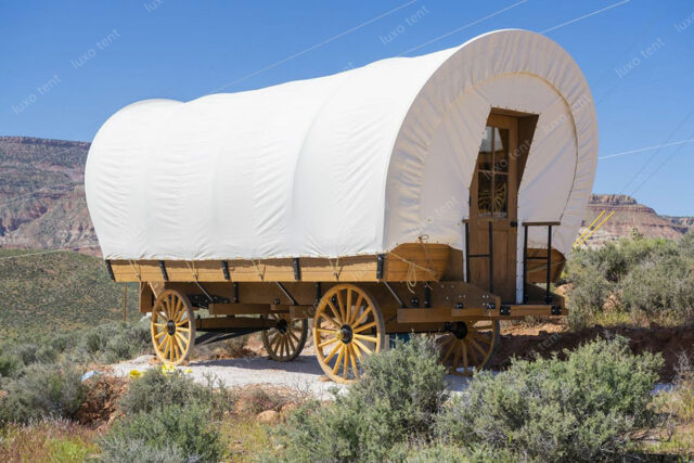 Специальная палатка для глэмпинга в форме деревянной кареты в отеле