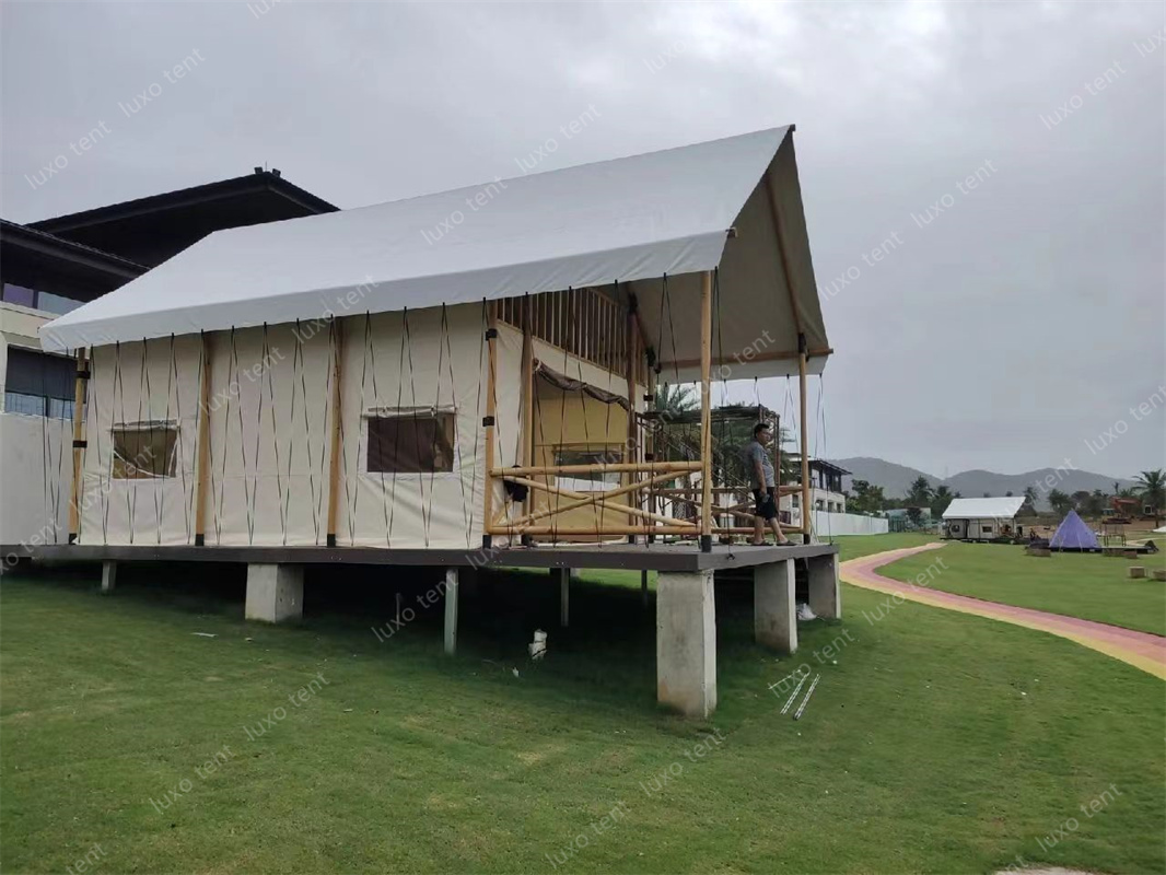 Casa de tenda de safari de alta gama con estrutura de madeira loft de dous pisos personalizada para a vida familiar