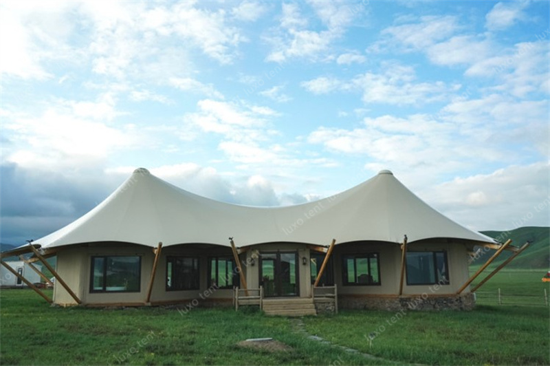 Półtrwały, prefabrykowany namiot wielokątny glampingowy z żywym hotelem