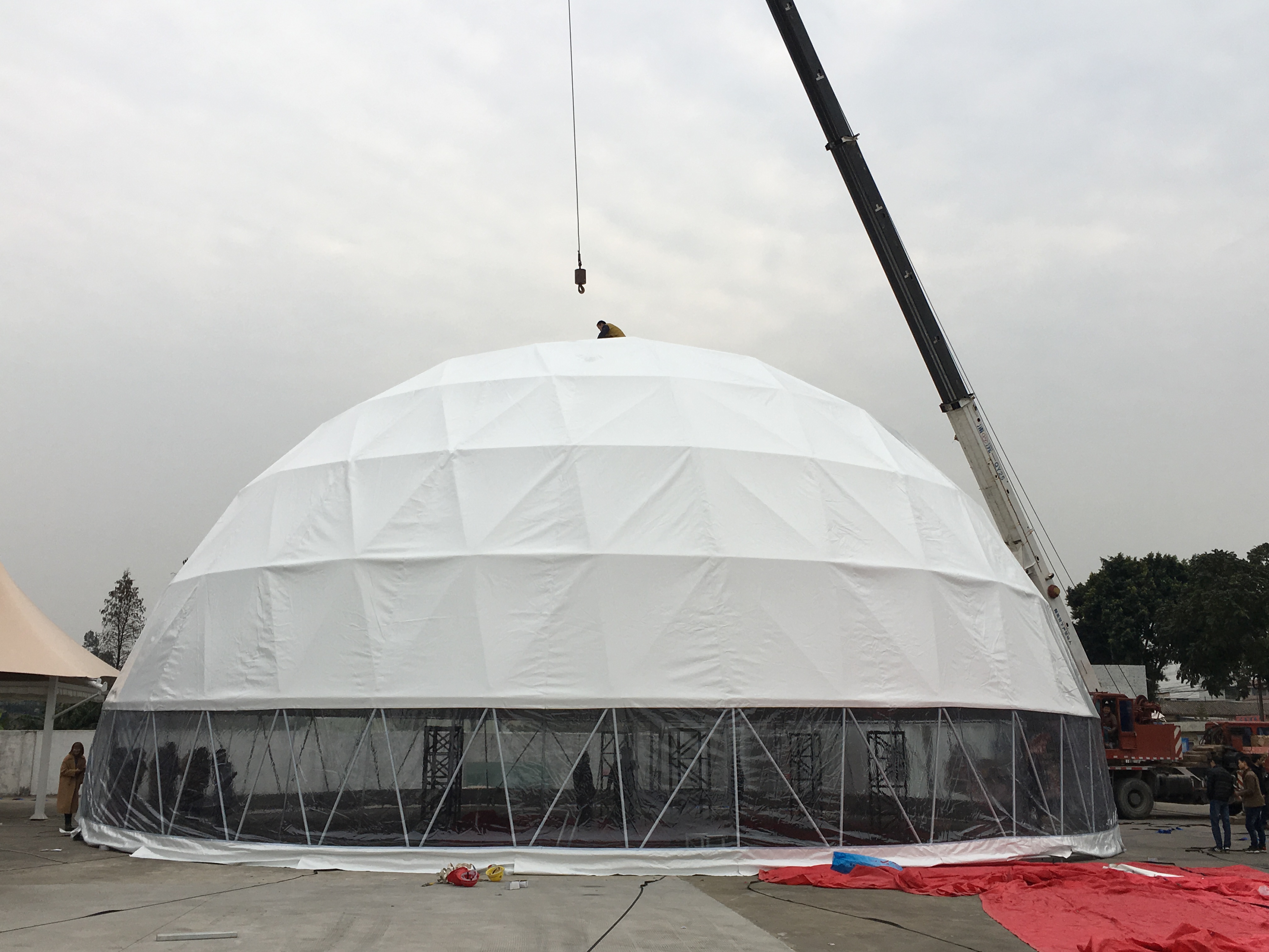 خيمة ذات قبة جيوديسية بيضاء كبيرة الحجم بطول 20 مترًا