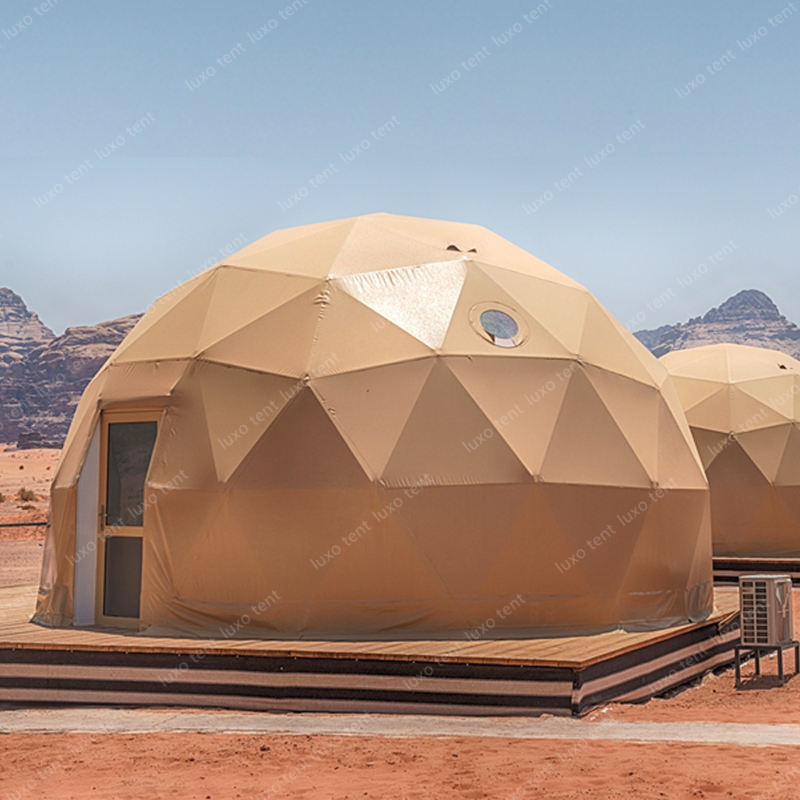 6 m großes Glamping-Zelthaus mit geodätischer Kuppel in Wüstenbraun
