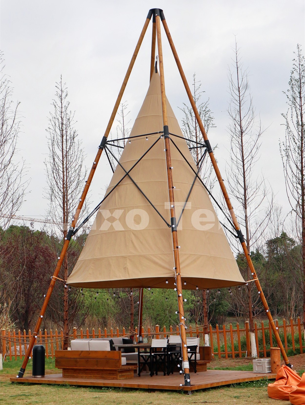 Палатка с треугольным конусом и бамбуковым фонарем2