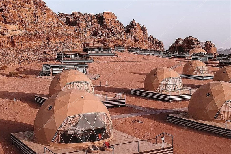 glamping pustynny brązowy kolor luksusowy hotel z namiotem kopułowym geosesic