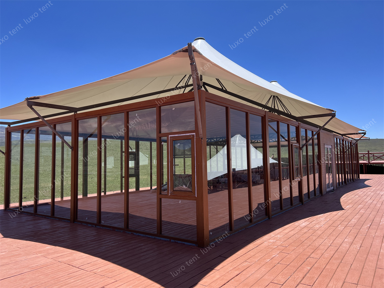 tente de tension polygonale avec toit en pvdf et mur de verre house4