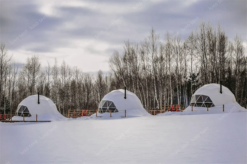雪の中の測地線ドームのテントハウス