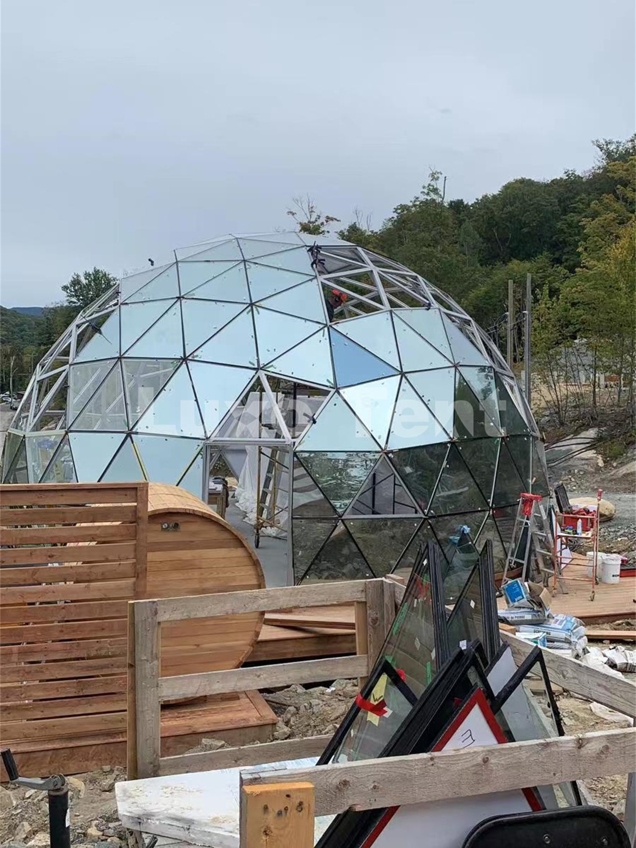 Namiot ze szklaną kopułą geodezyjną o długości 12 m