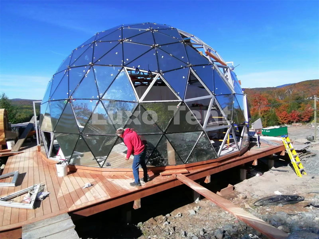 Glazen geodetische koepeltent met een diameter van 12 meter