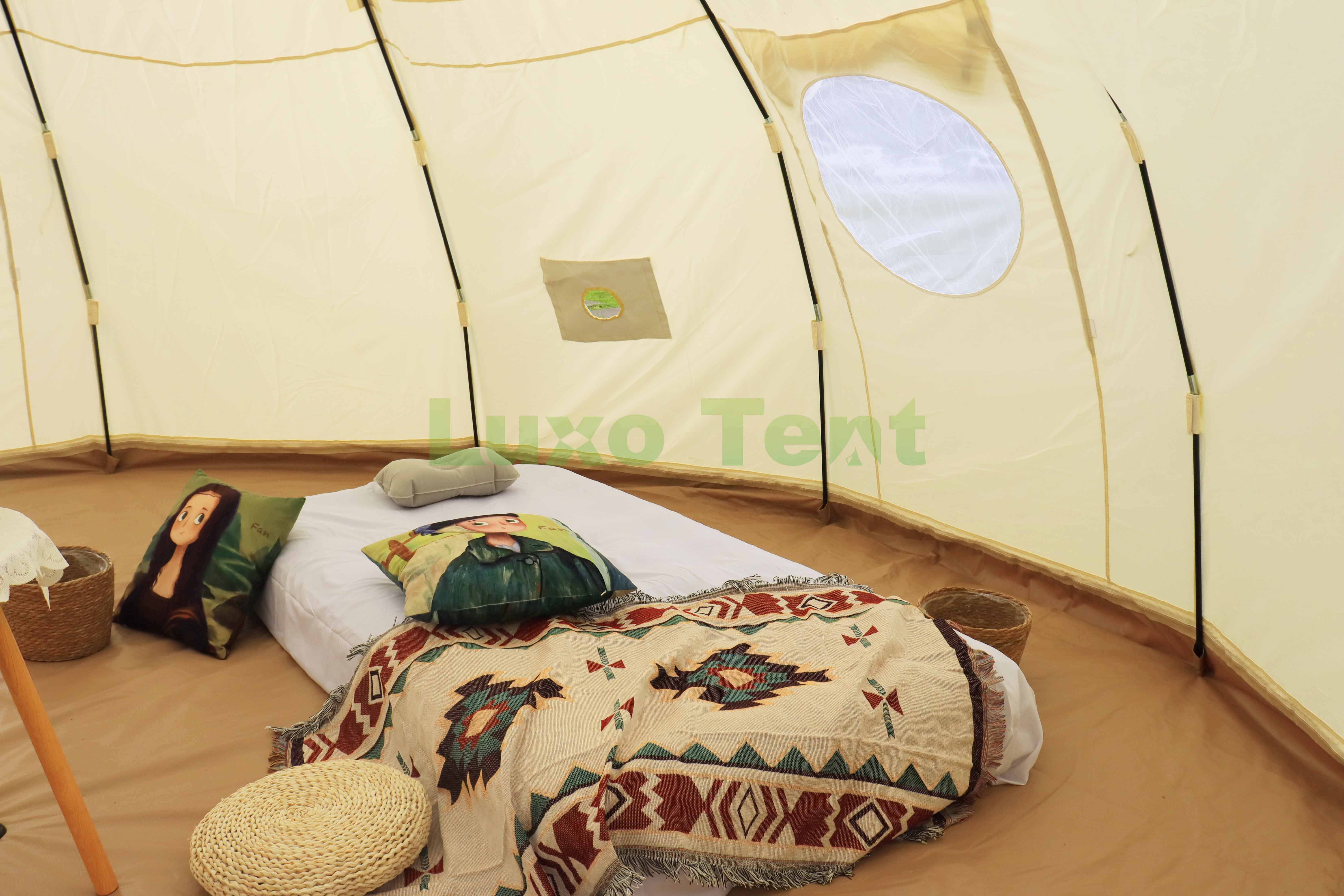 tenda da campeggio con campana di loto