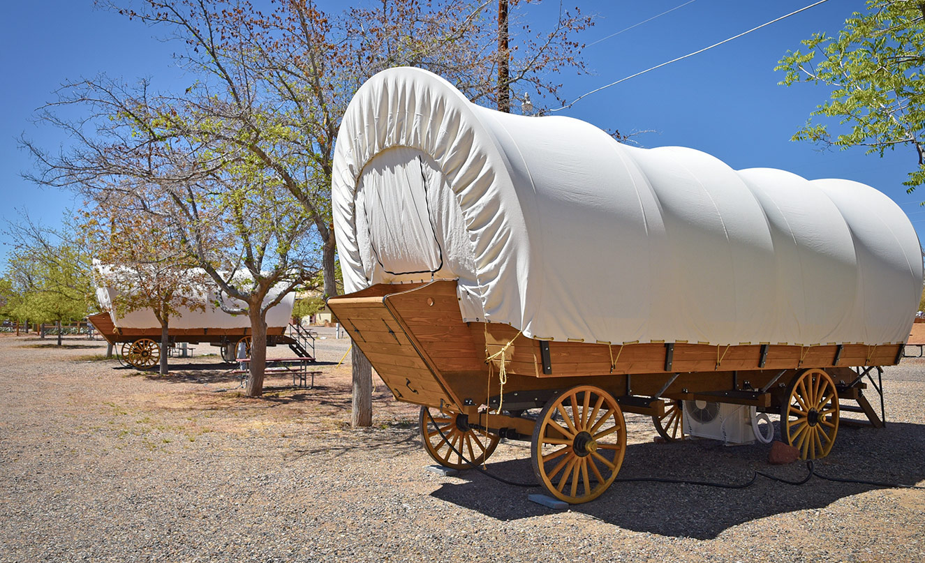barraca de glamping em forma de carruagem para acampamento