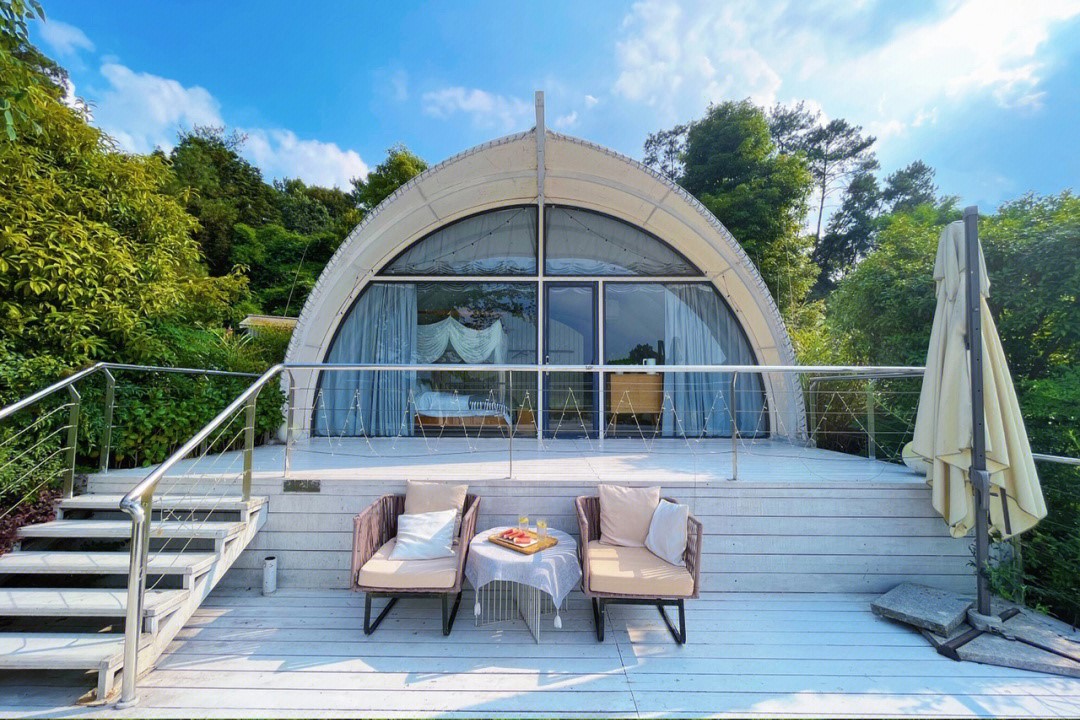 deniz kabuğu şeklindeki glamping otel çadır evi