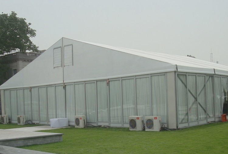 Tenda per eventi con parete in vetro e struttura in alluminio