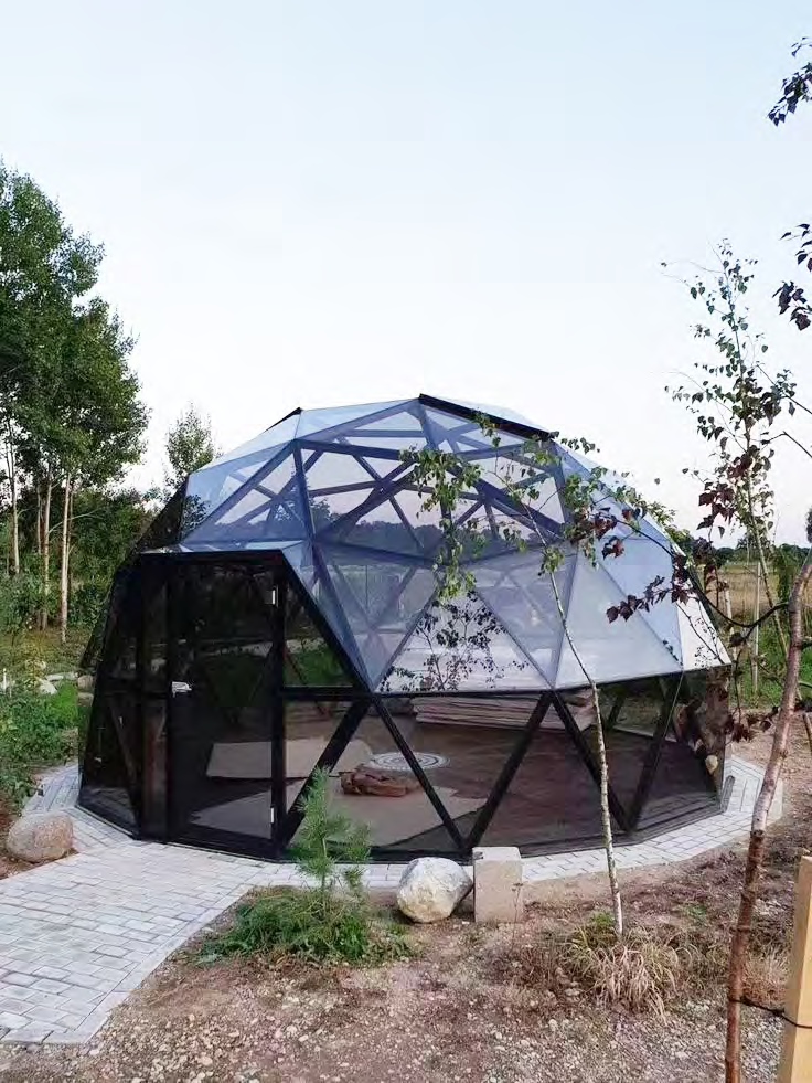 Tenda a cupola geodetica in vetro semitrasparente con telaio in alluminio nero