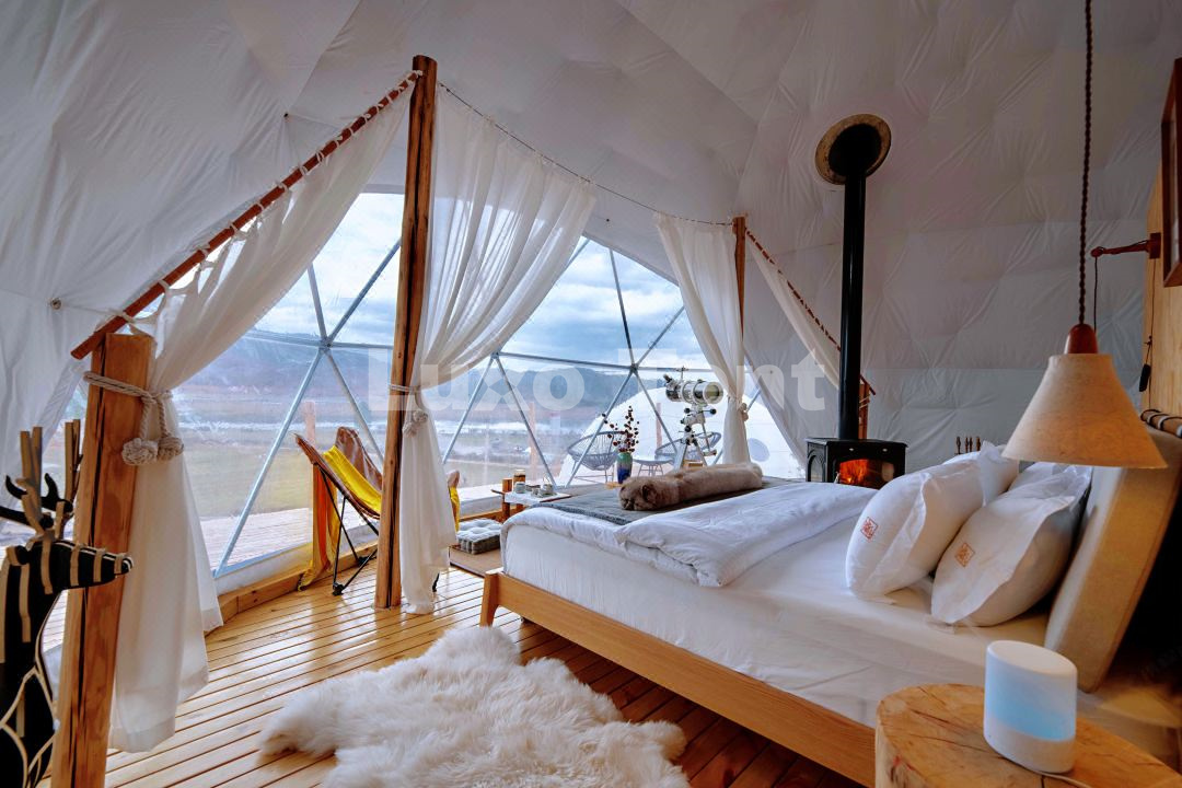 dormitorio con tienda de campaña tipo cúpula