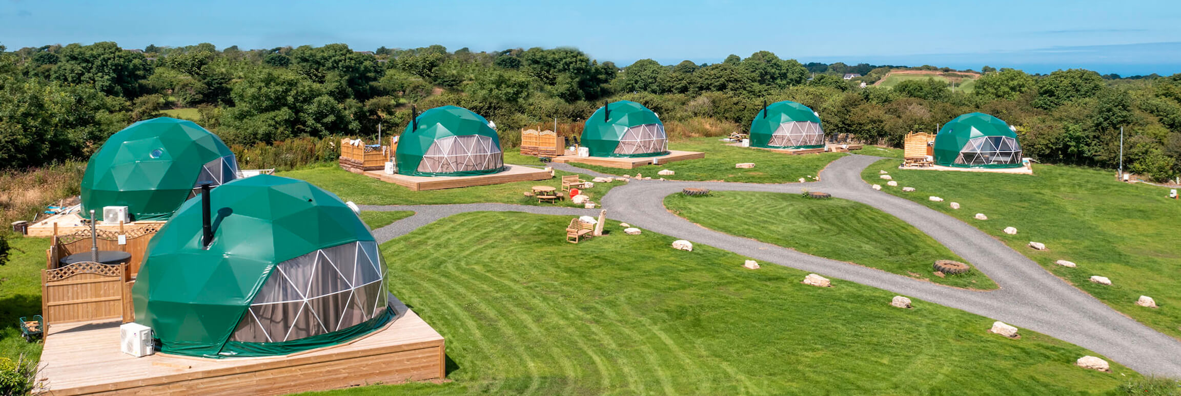zelený geodetický kupolový stan