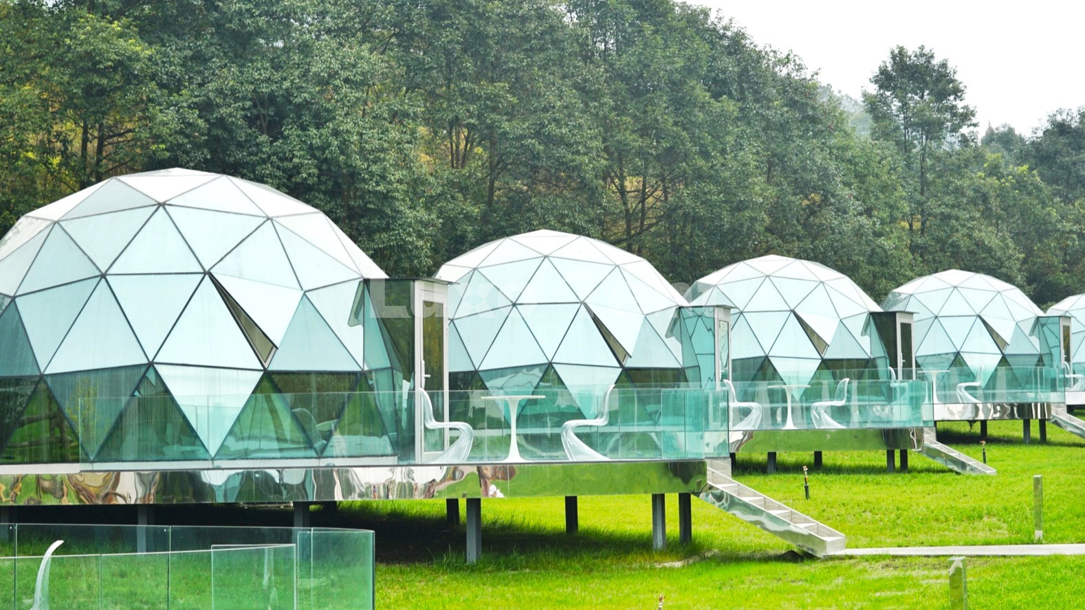 tienda de campaña con cúpula de cristal geodésico